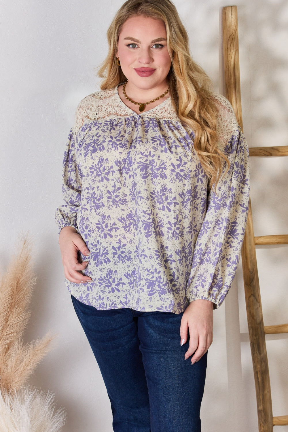 Blusa estampada con detalles de encaje de tamaño completo de Hailey &amp; Co.