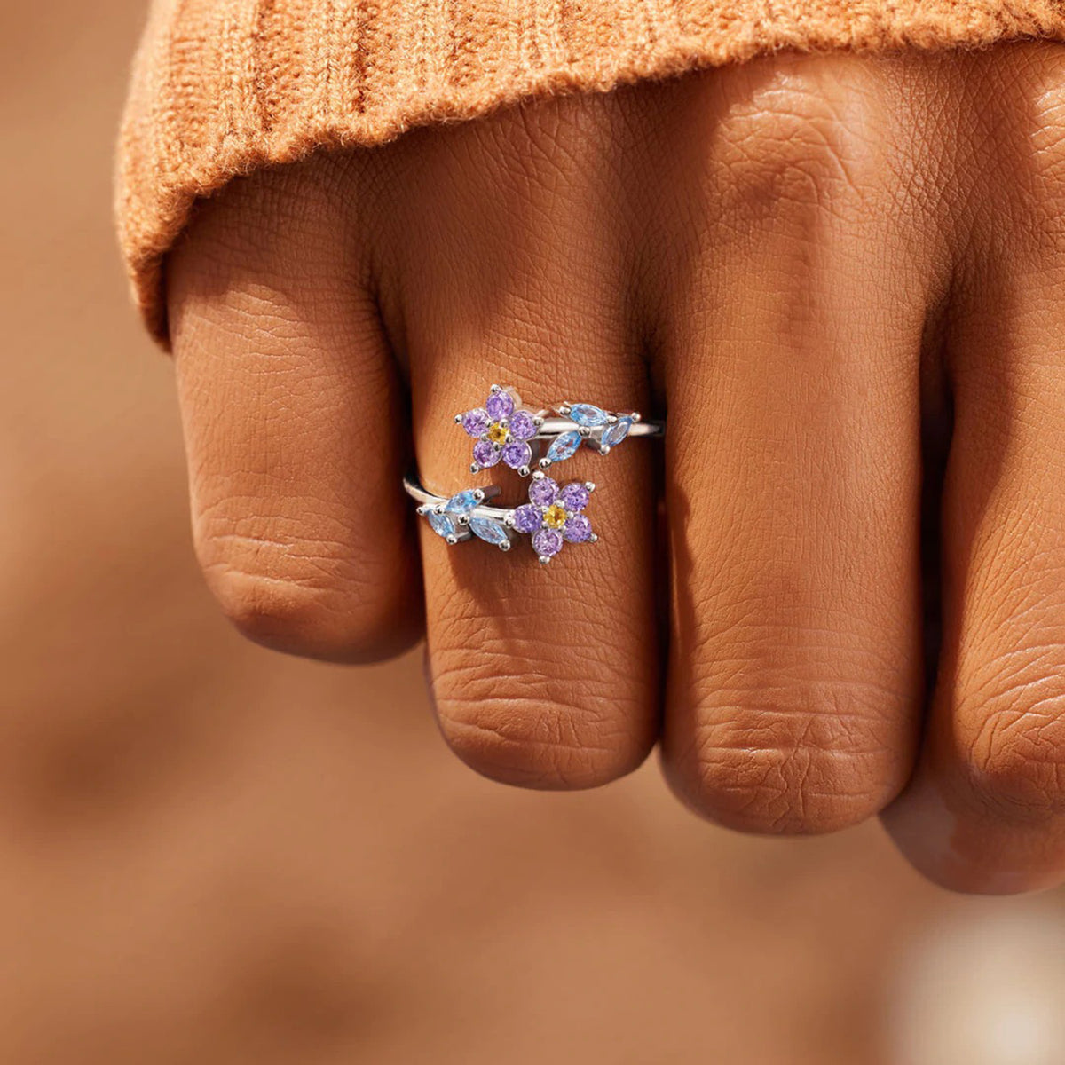 Anillo de plata de ley 925 con incrustaciones de circonitas en forma de flor