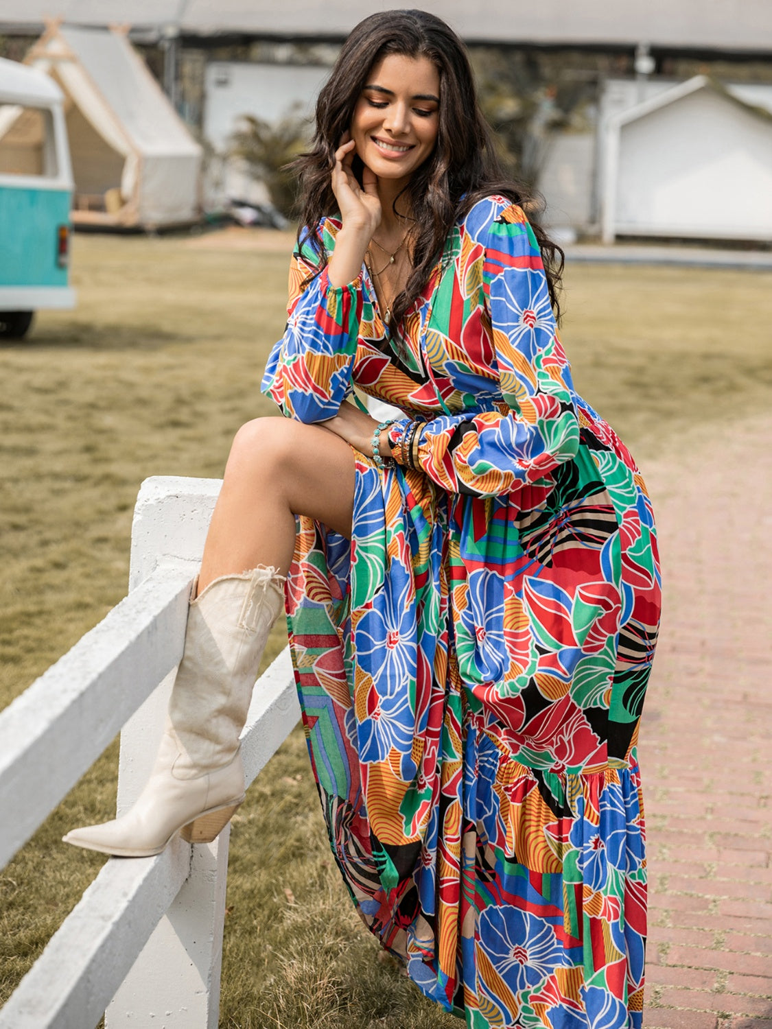 Vestido largo con mangas abullonadas, cuello anudado y estampado fruncido