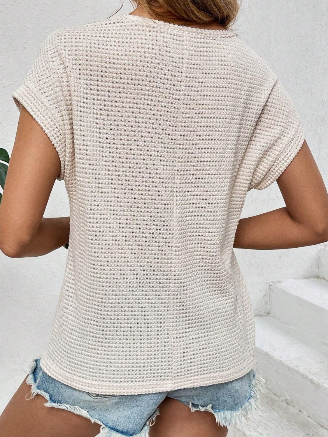 Blusa de manga corta con cuello redondo y tejido de gofre