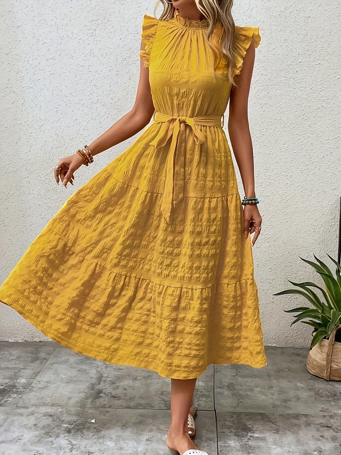 Vestido midi con mangas cortas y volantes anudados