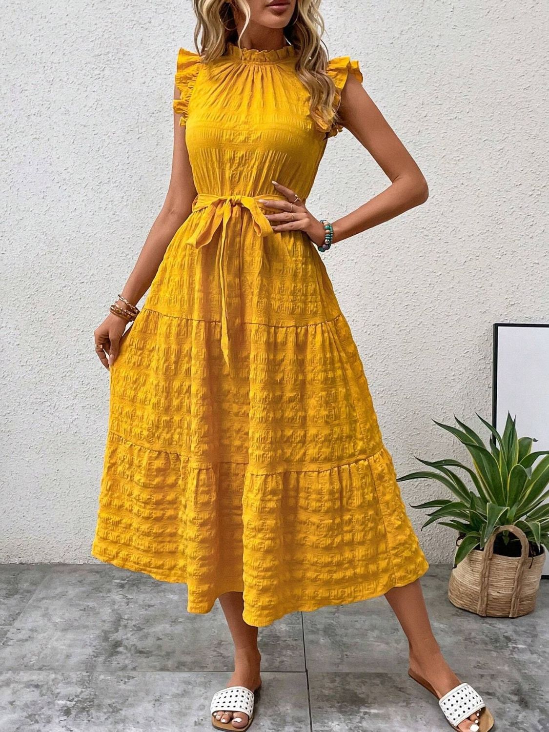 Vestido midi con mangas cortas y volantes anudados