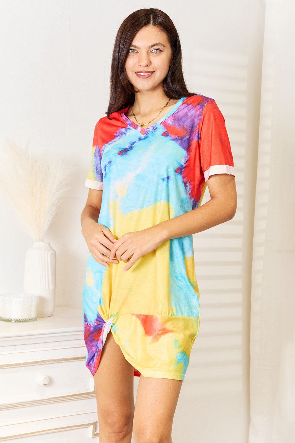 Vestido con escote en V y efecto tie-dye brillante