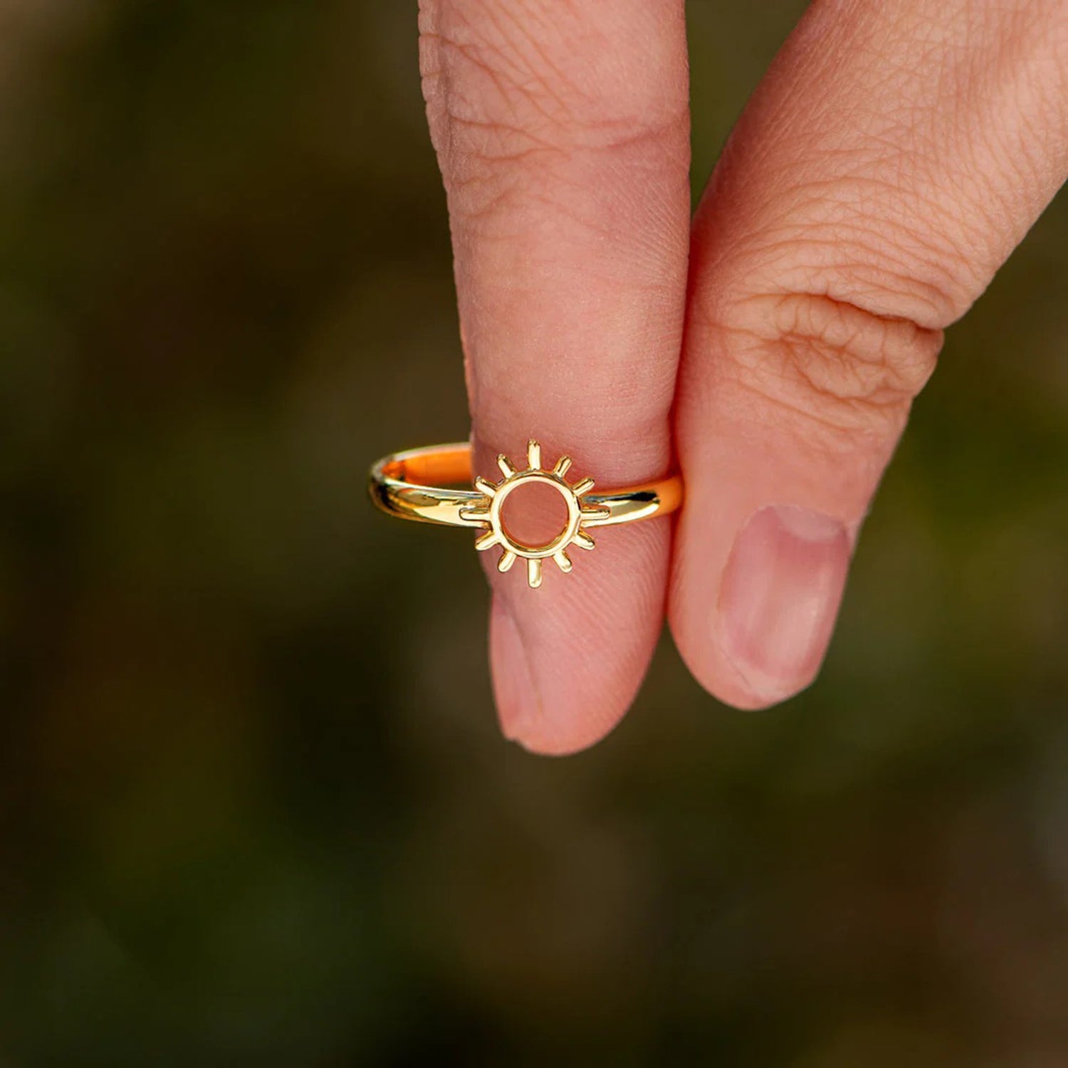 Anillo bañado en oro de 18 quilates con forma de sol