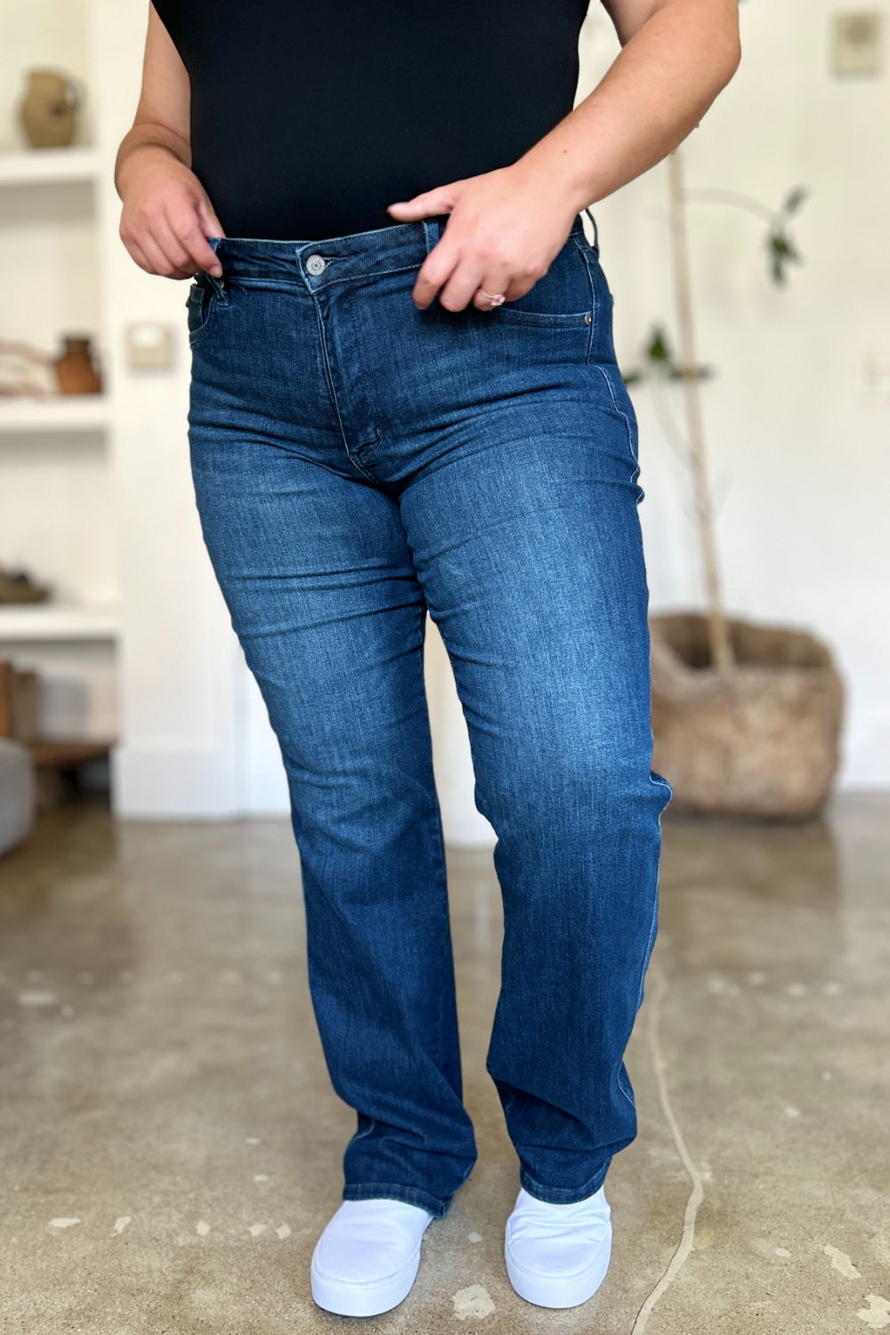 Jeans rectos con control de abdomen de tamaño completo de Judy Blue