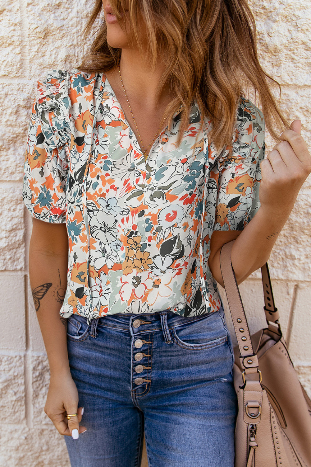 Blusa con detalle de lazo en el cuello y hombros con flores