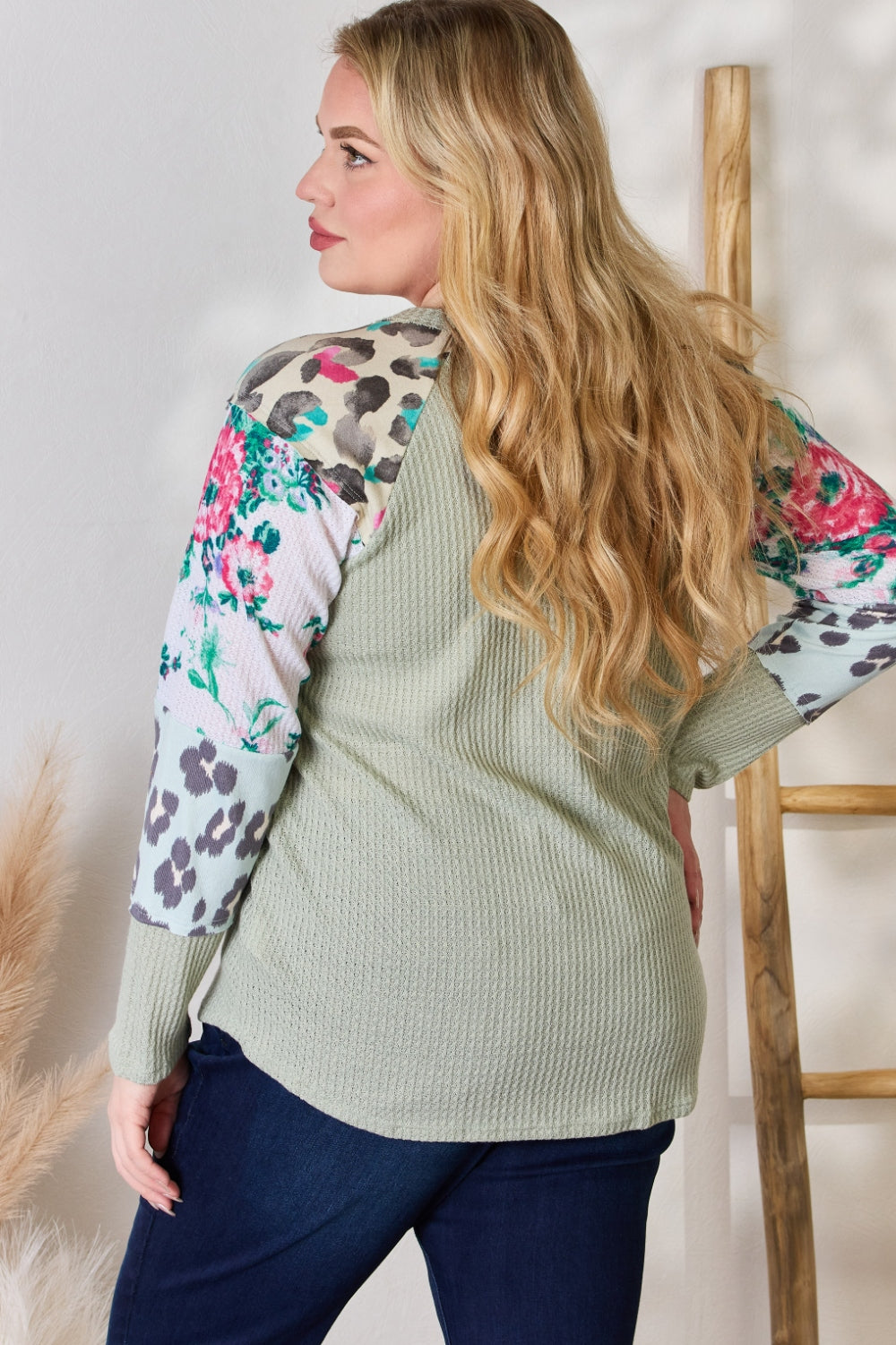 Blusa de cuello redondo estampada de tamaño completo de Hailey &amp; Co.