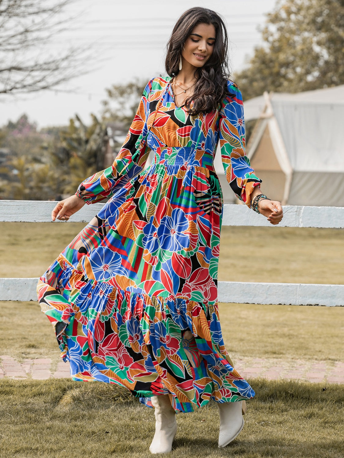 Vestido largo con mangas abullonadas, cuello anudado y estampado fruncido