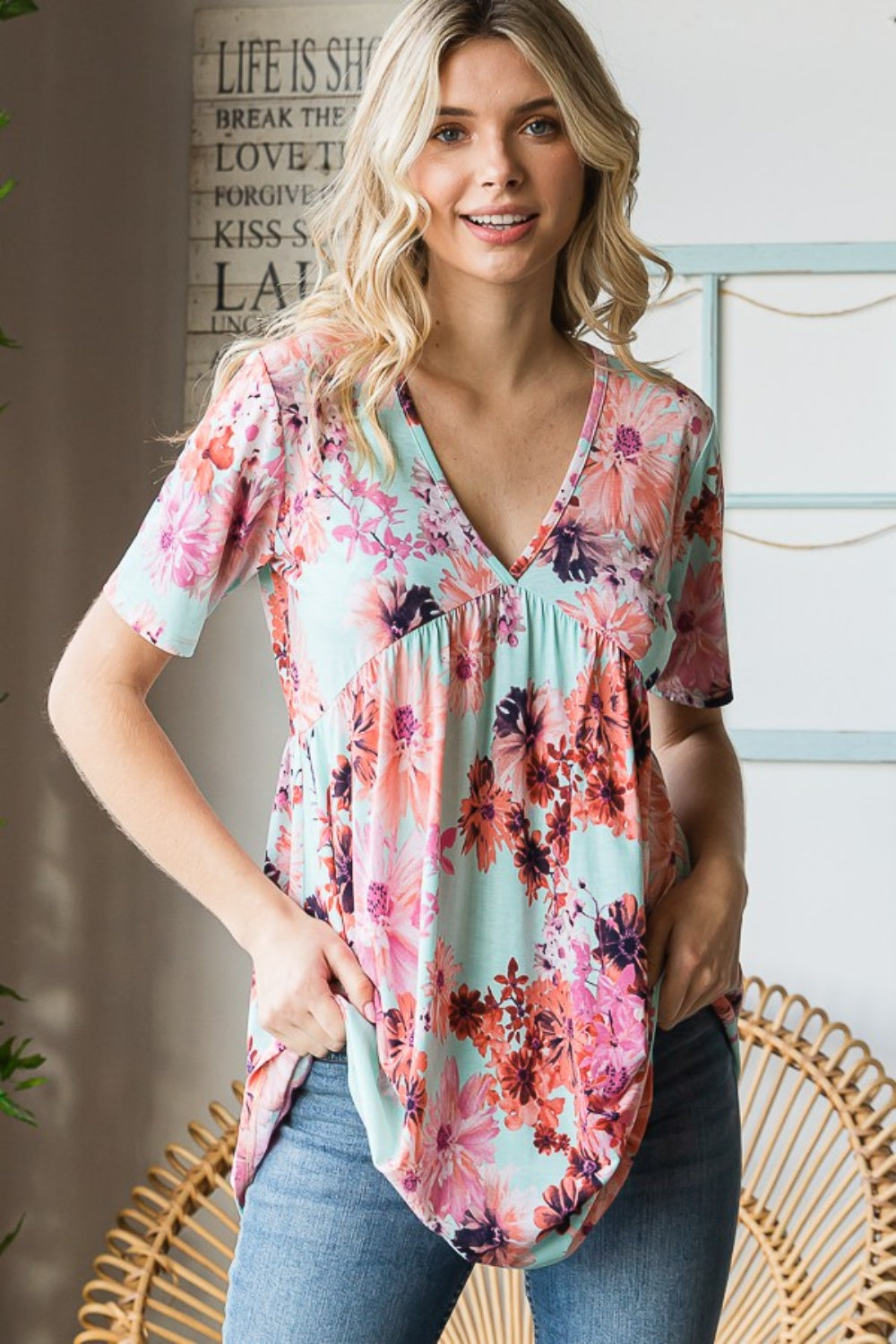 Blusa babydoll de manga corta con escote en V y flores de tamaño completo de Heimish