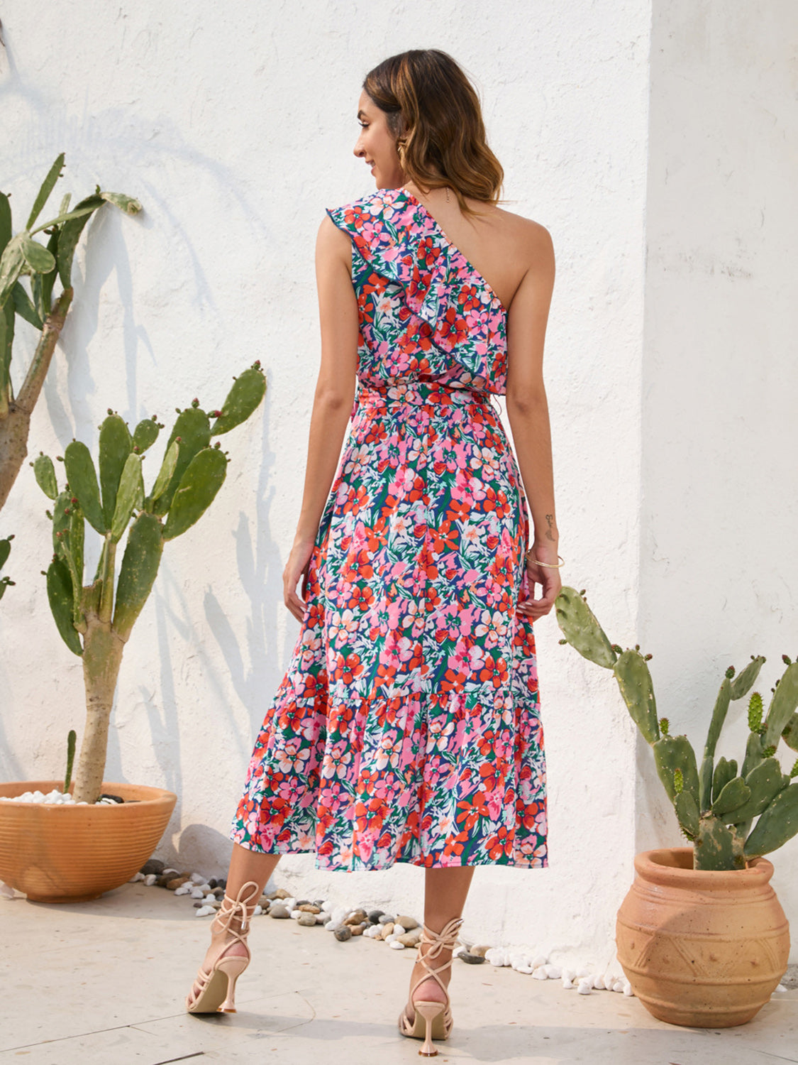 Vestido midi de un solo hombro con estampado de volantes