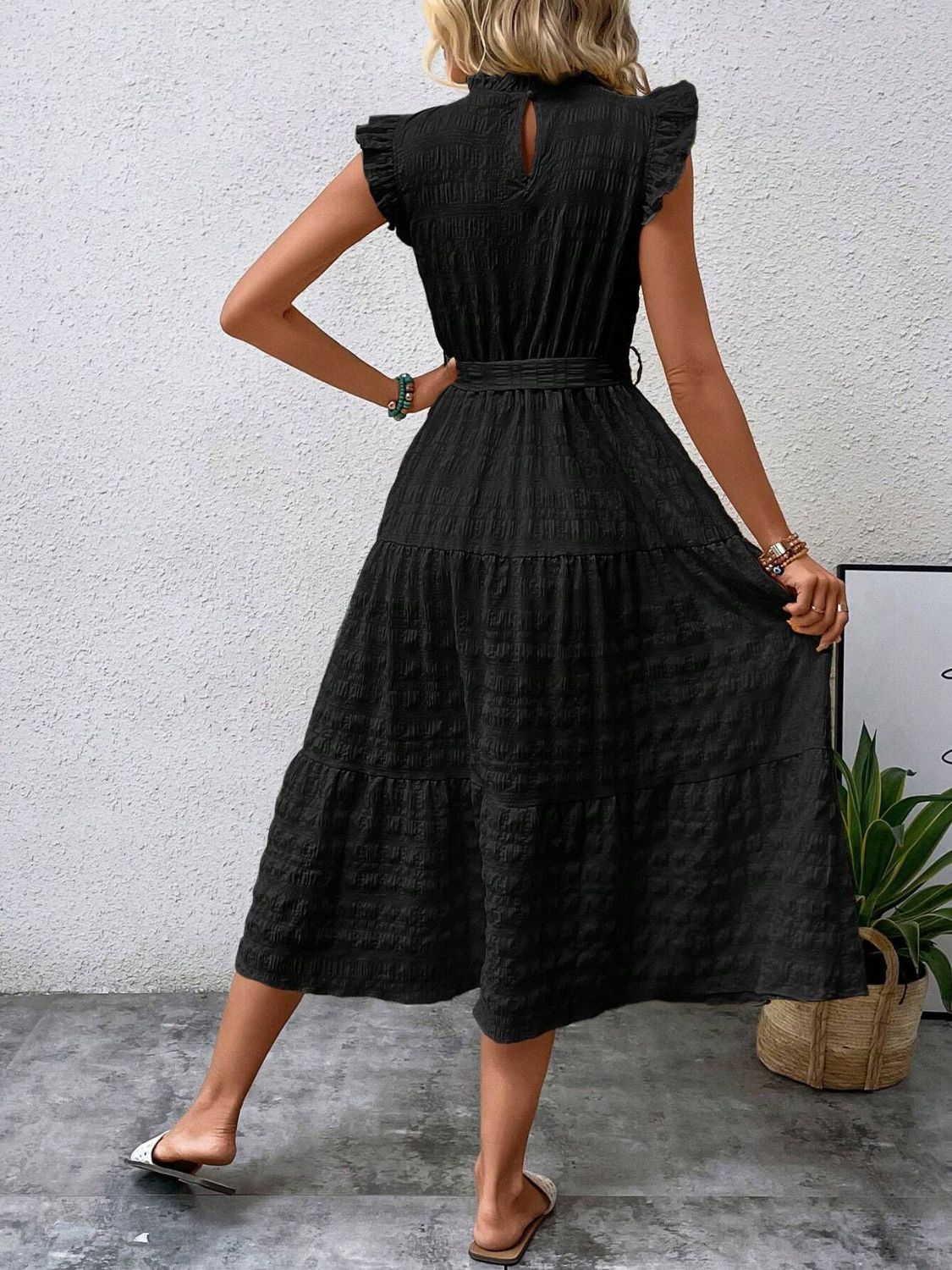 Vestido midi con mangas cortas y volantes anudados