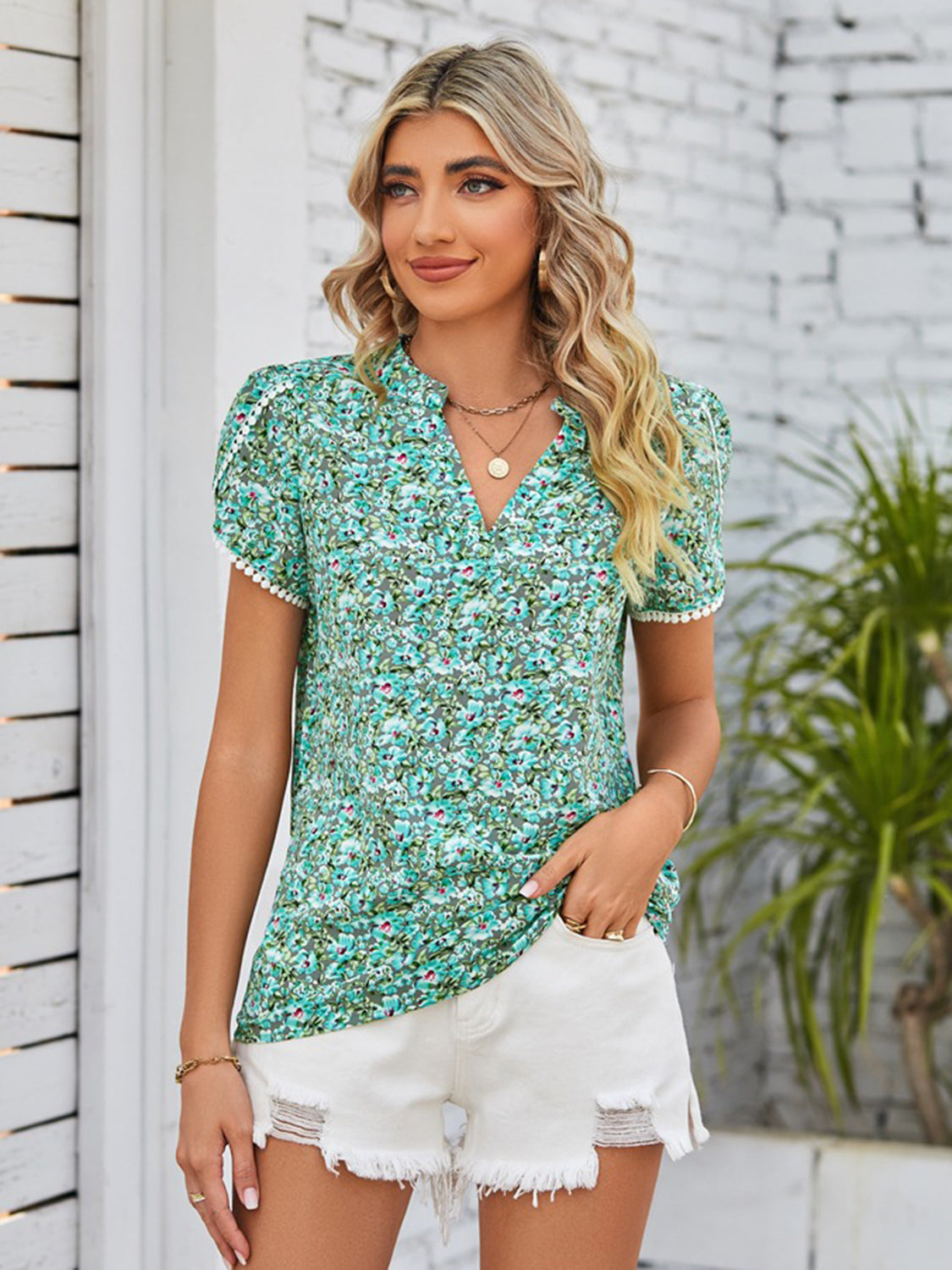 Blusa con escote entallado y estampado floral de Mandy