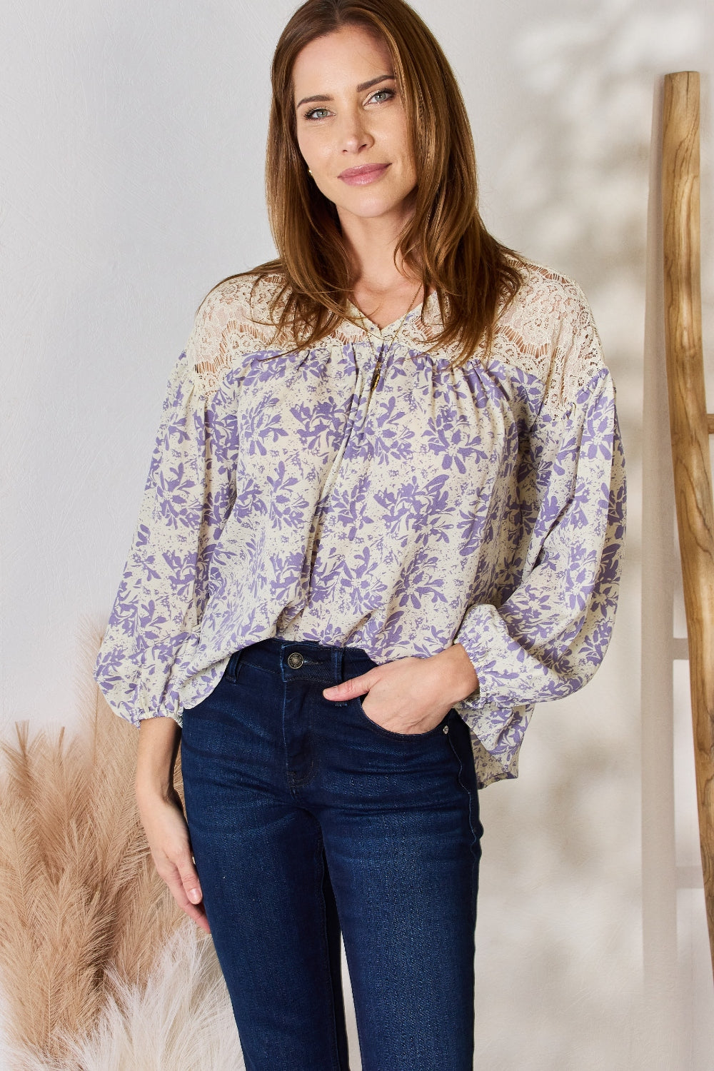 Blusa estampada con detalles de encaje de tamaño completo de Hailey &amp; Co.