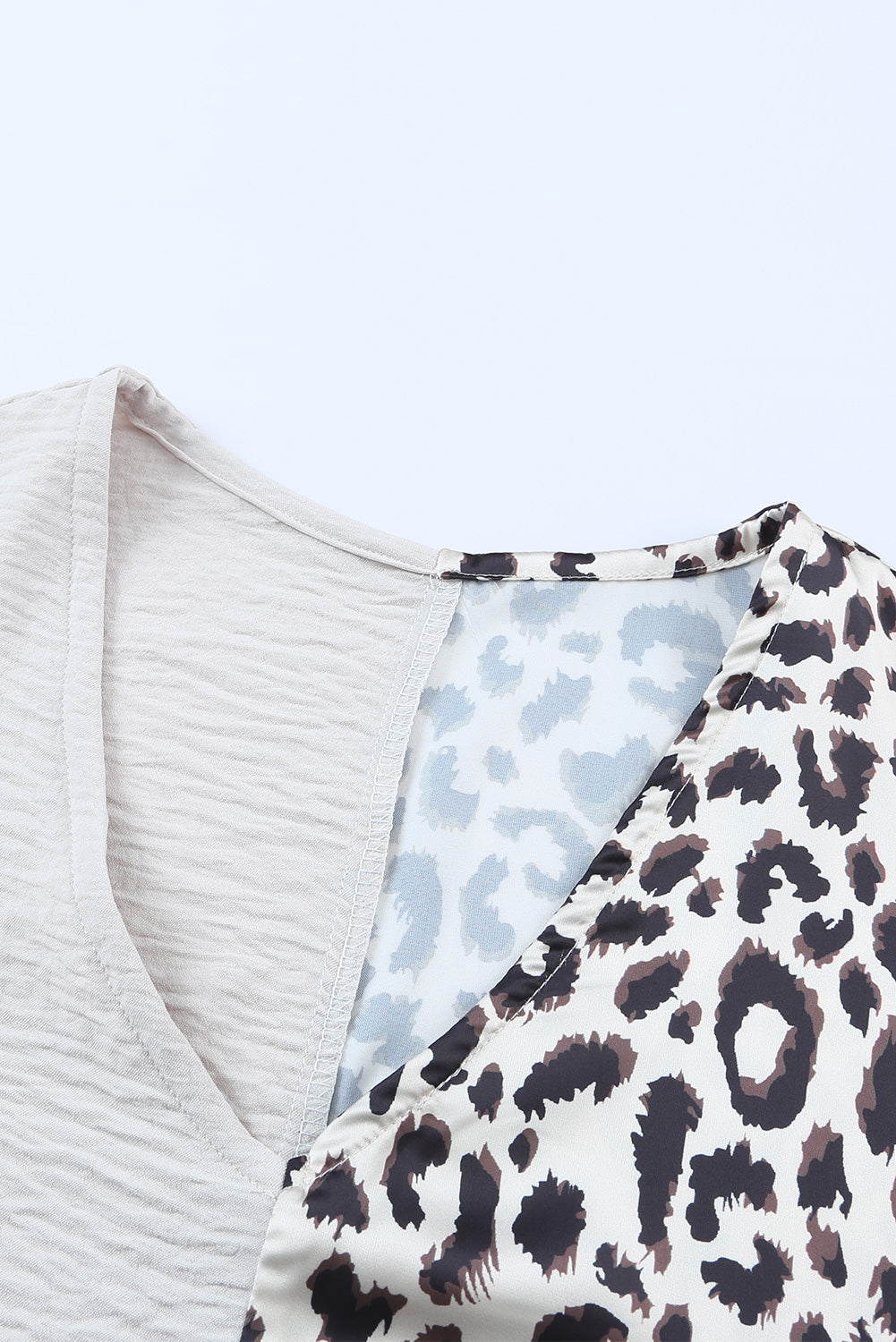 Blusa con escote en V y estampado de leopardo