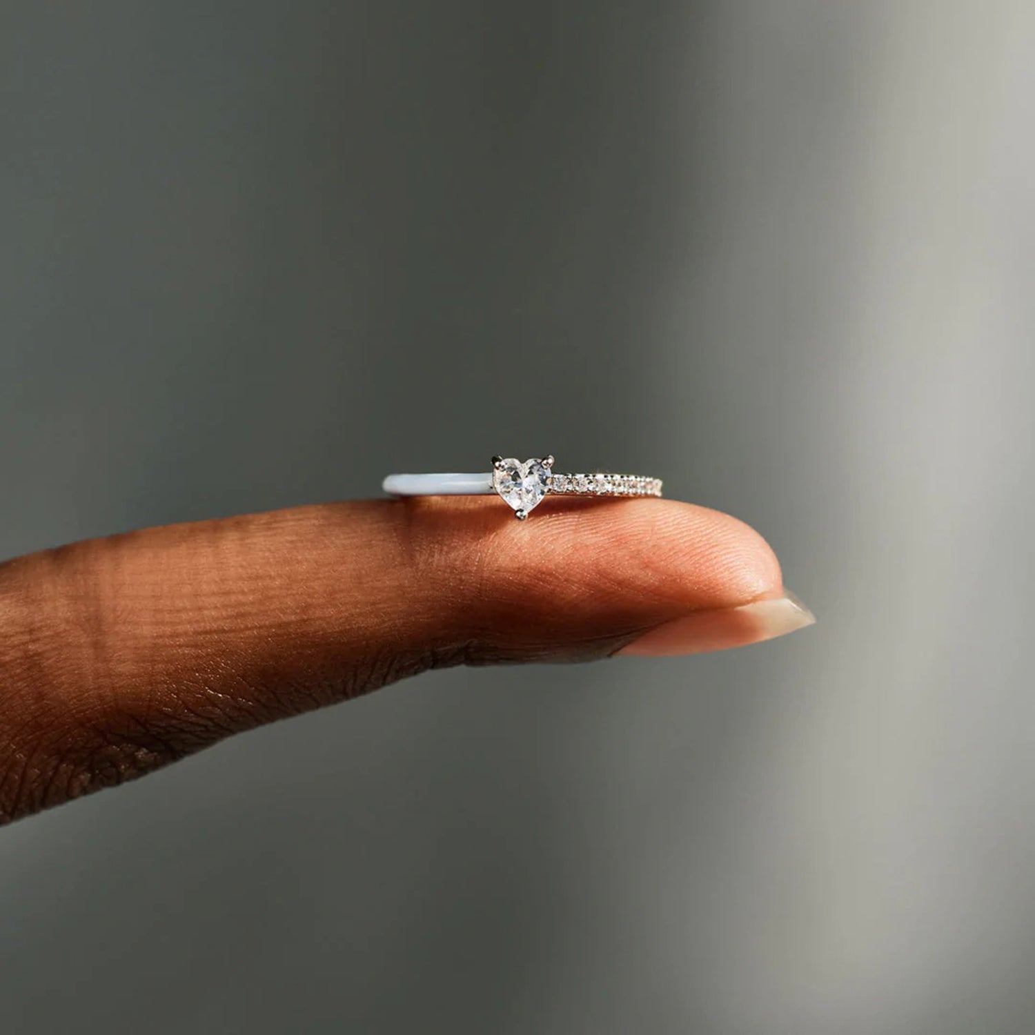 Anillo de esmalte con circonitas incrustadas en forma de corazón