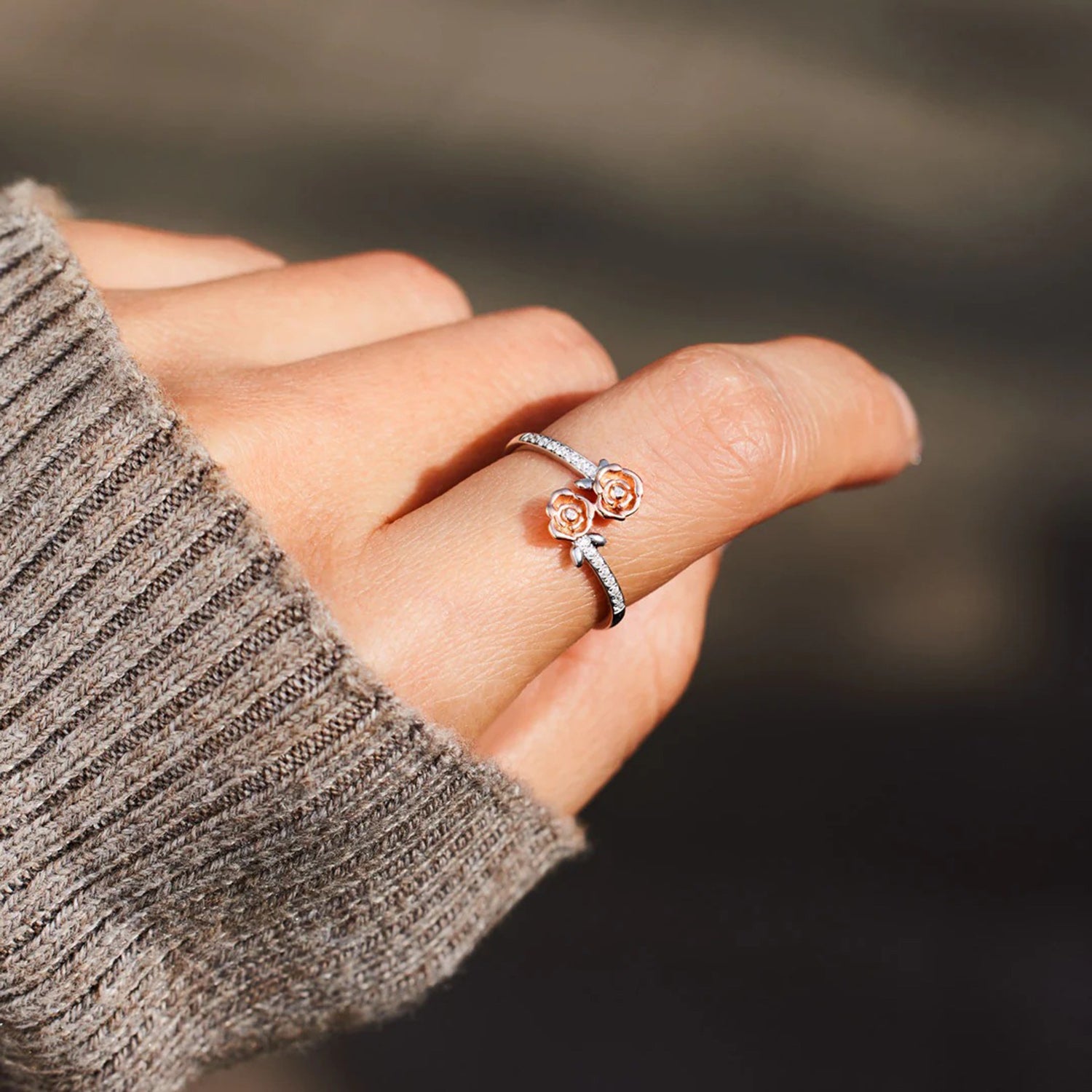 Anillo de circonitas con incrustaciones en forma de rosa