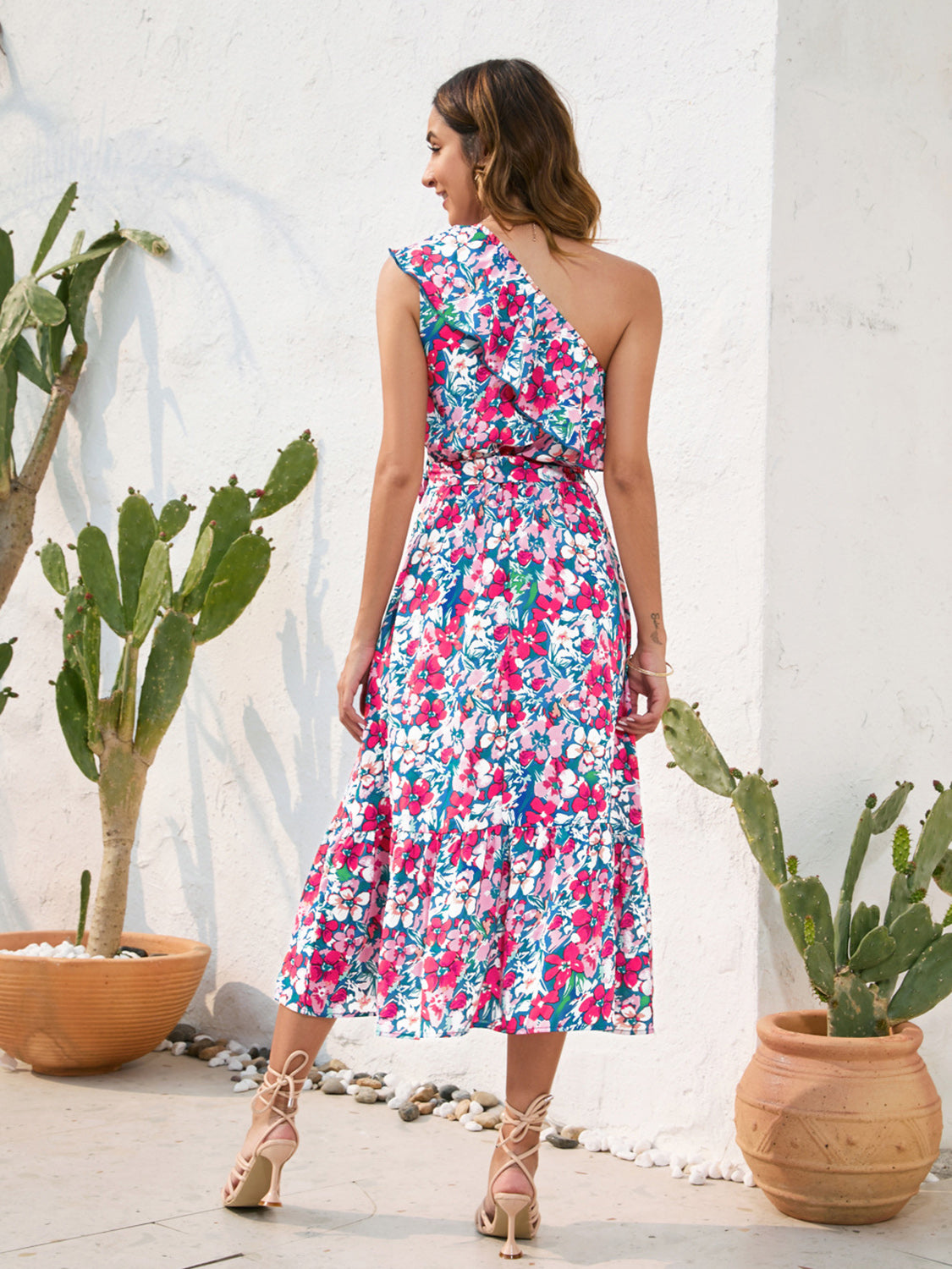 Vestido midi de un solo hombro con estampado de volantes