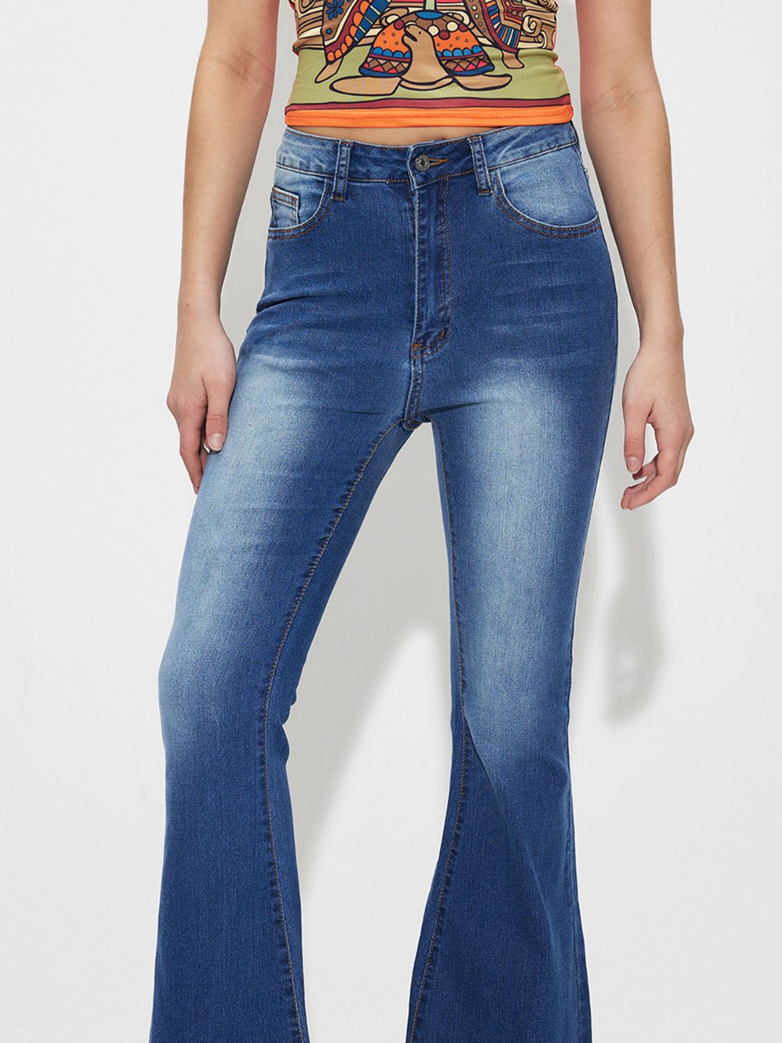 Jeans bootcut de tiro medio