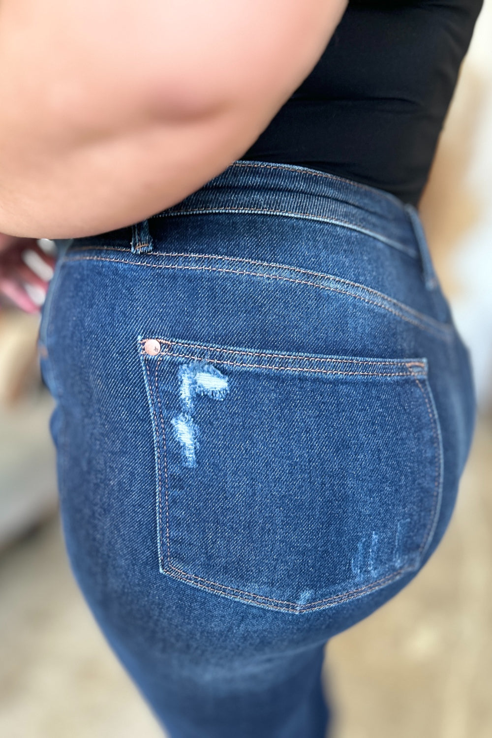 Jeans rectos de cintura alta, rígidos y desgastados de Judy Blue