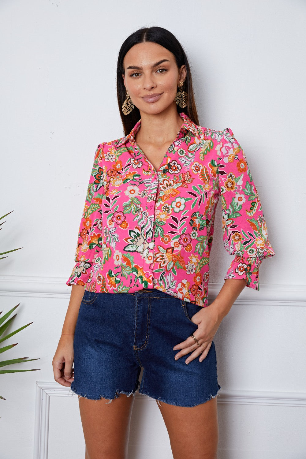 Camisa con volantes y botones florales