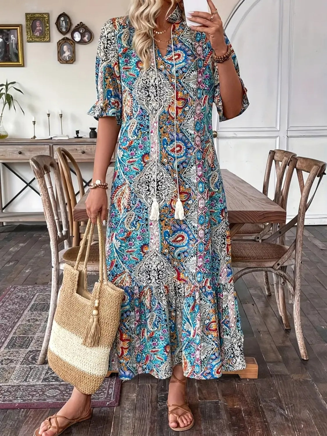 Vestido midi con cuello anudado y mangas con volantes y estampado