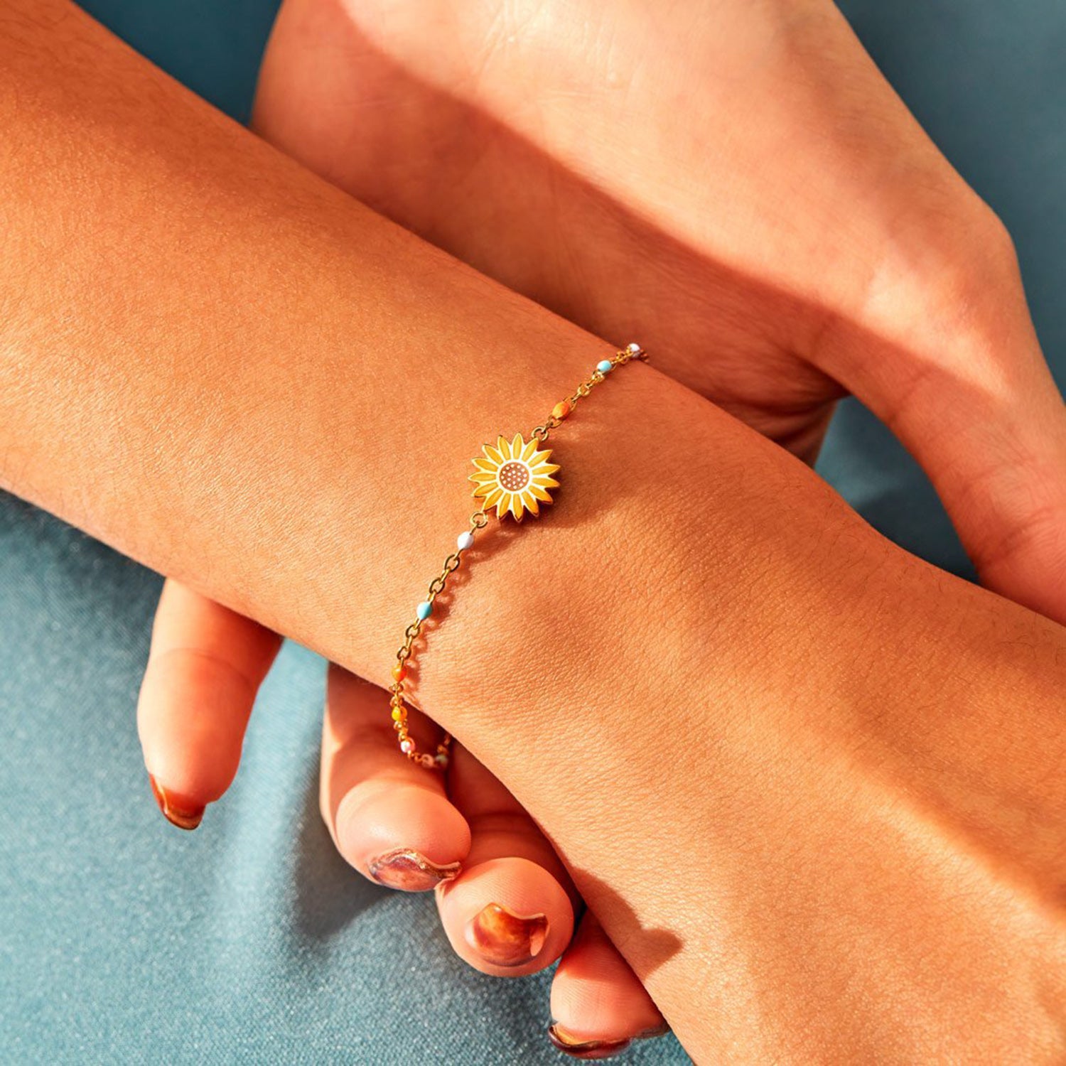 Pulsera de cuentas bañada en oro de 18 quilates con forma de girasol