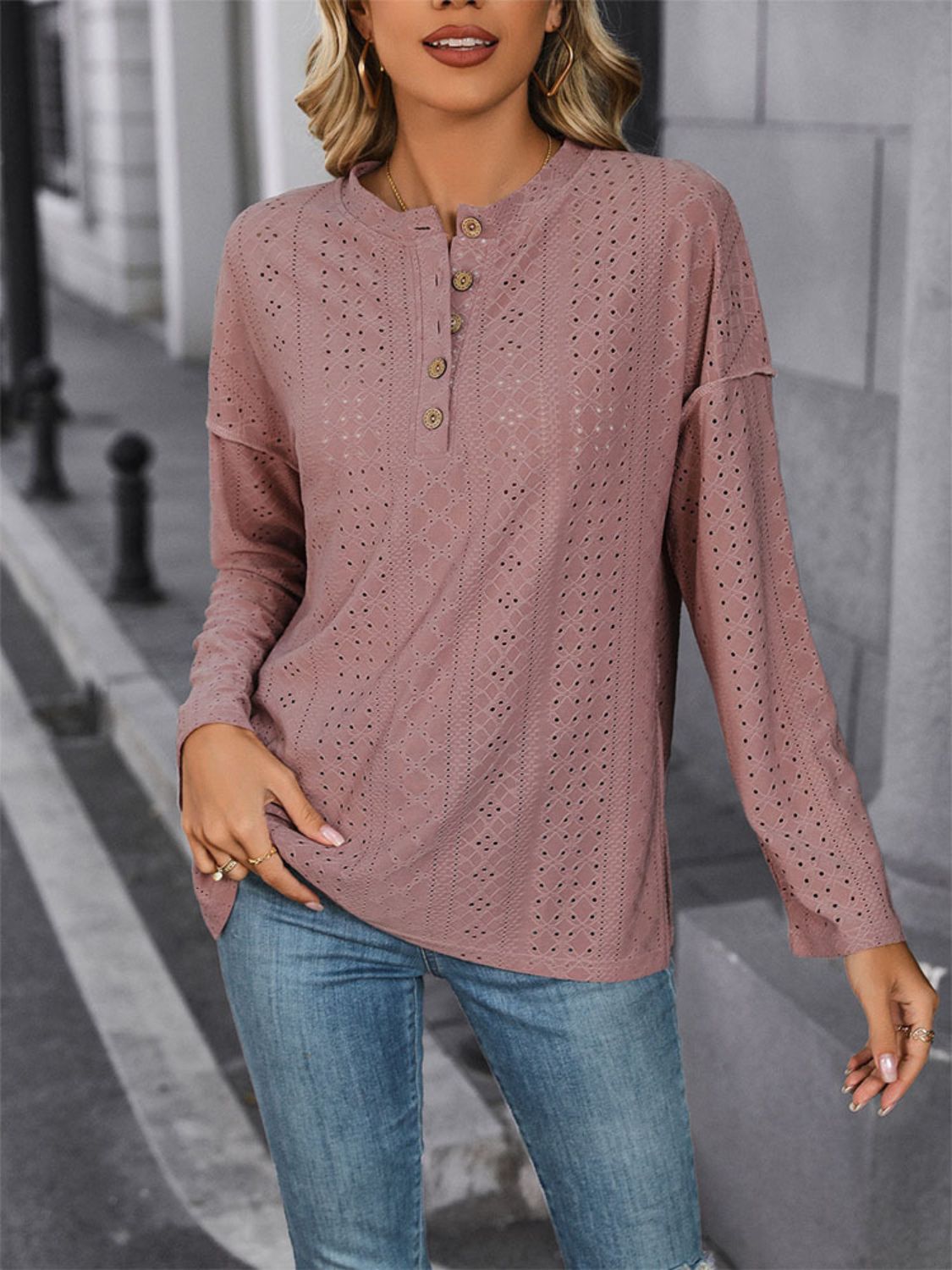 Blusa de manga larga con cuello redondo y ojales Perfee