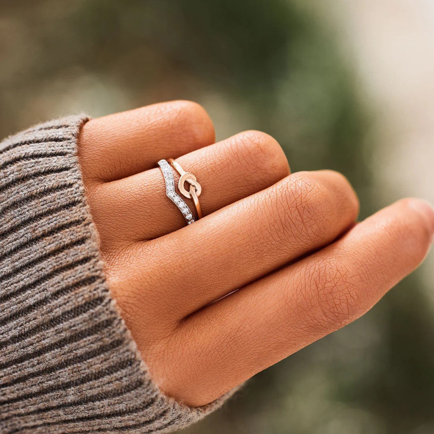 Anillo de circonitas con incrustaciones en forma de corazón anudado