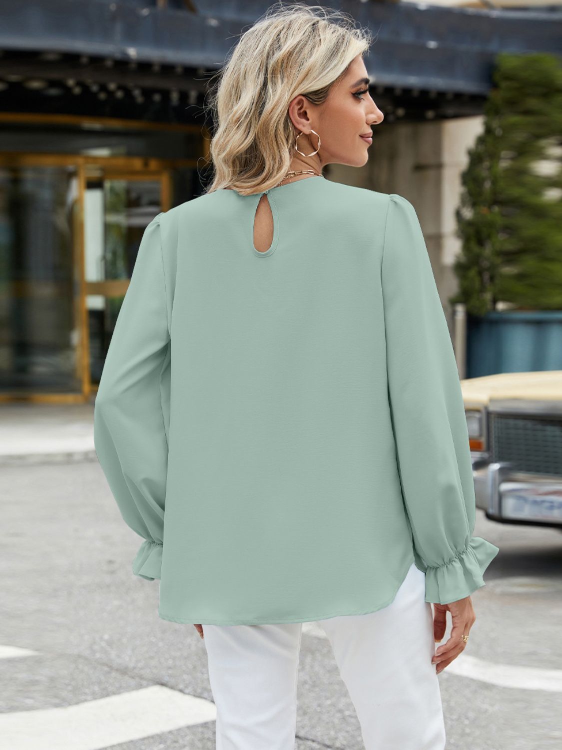 Blusa con cuello redondo y mangas con volantes