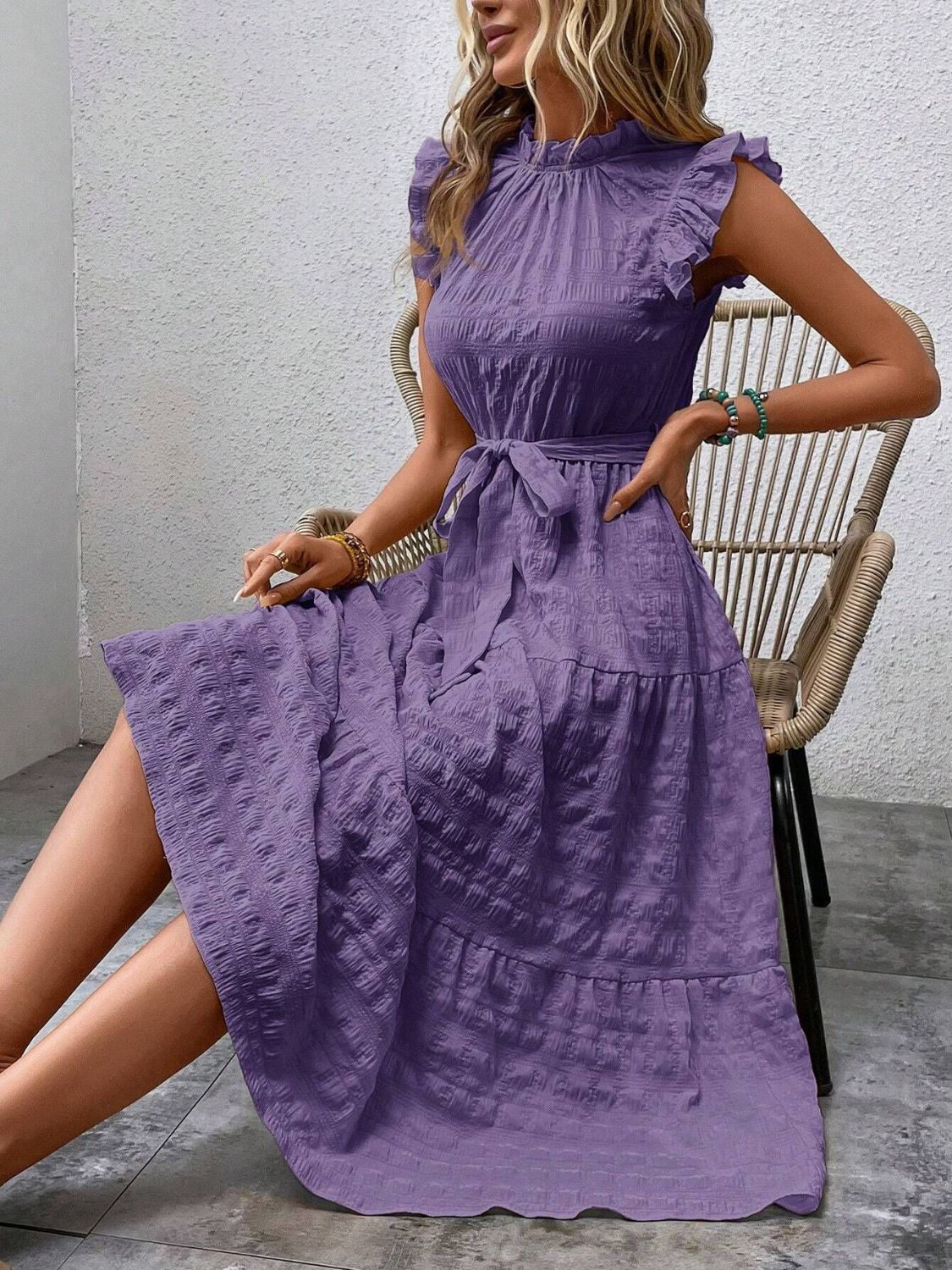 Vestido midi con mangas cortas y volantes anudados