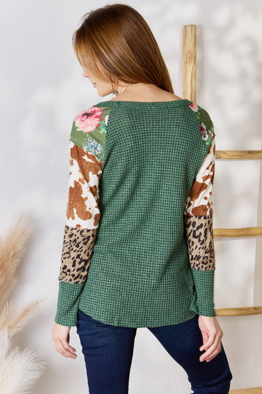 Blusa de leopardo de punto gofre de tamaño completo de Hailey &amp; Co