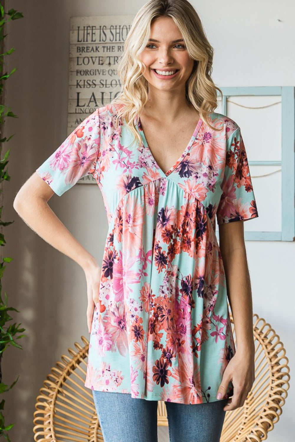 Blusa babydoll de manga corta con escote en V y flores de tamaño completo de Heimish