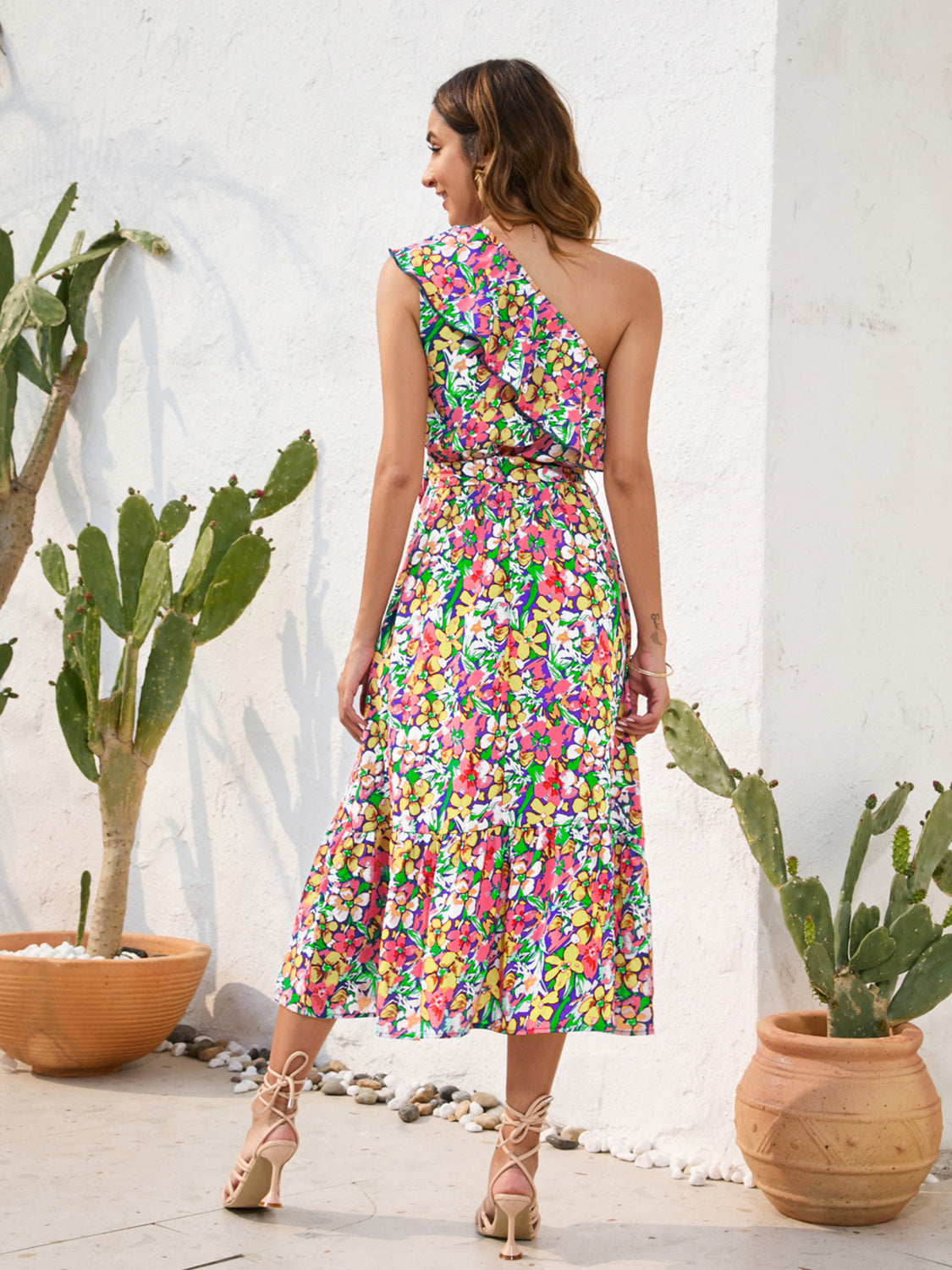 Vestido midi de un solo hombro con estampado de volantes