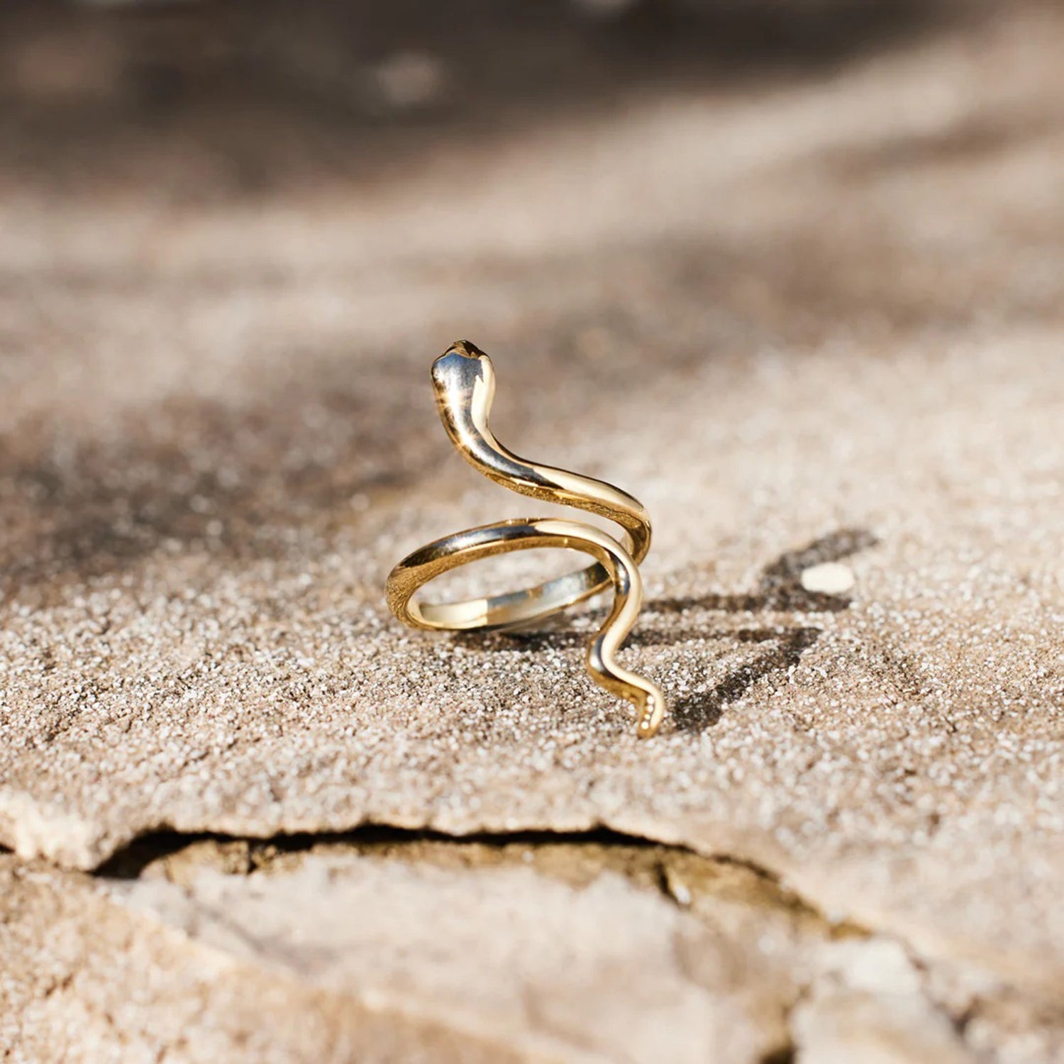 Anillo Bypass bañado en oro de 18 quilates con forma de serpiente