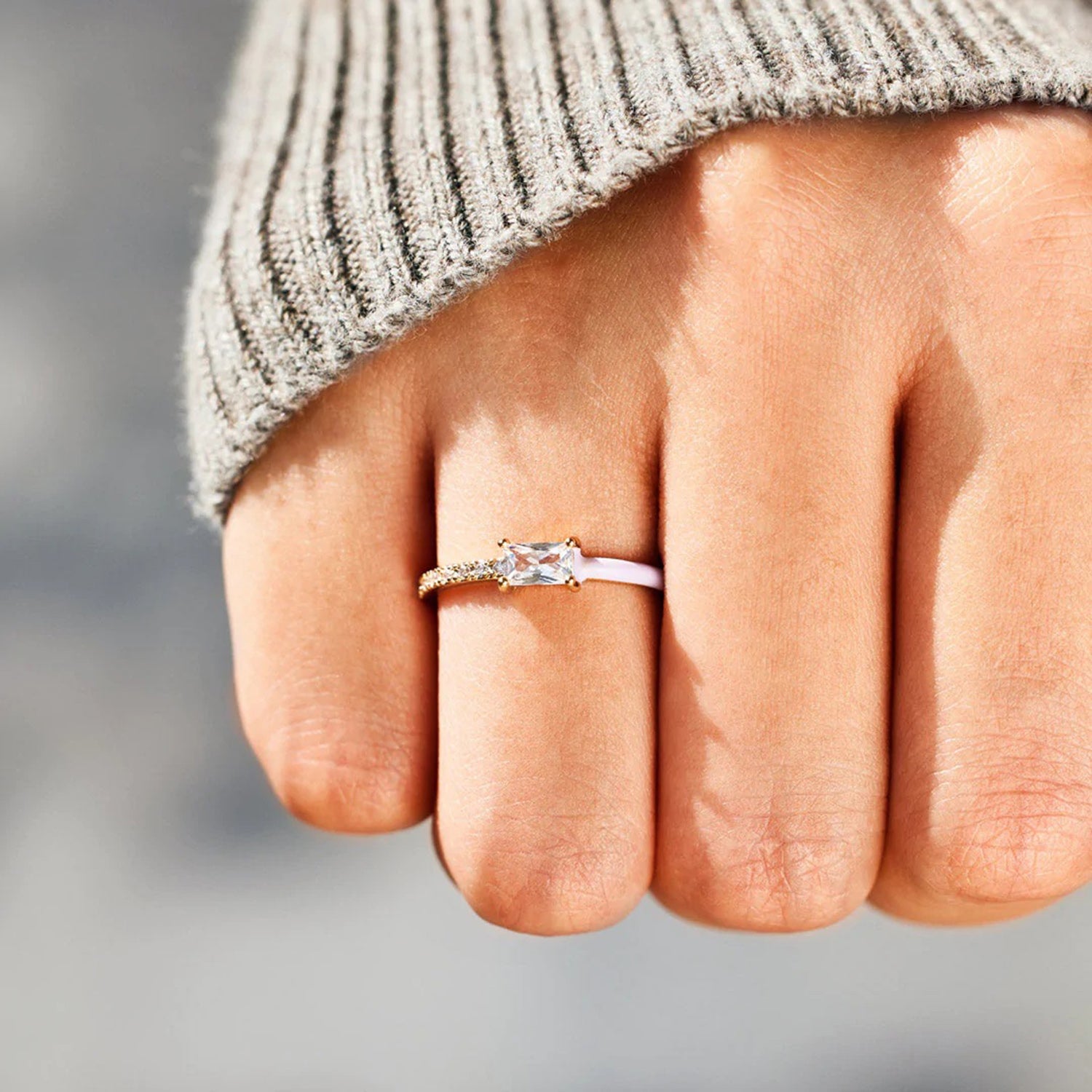 Anillo de esmalte con circonitas incrustadas en forma de corazón