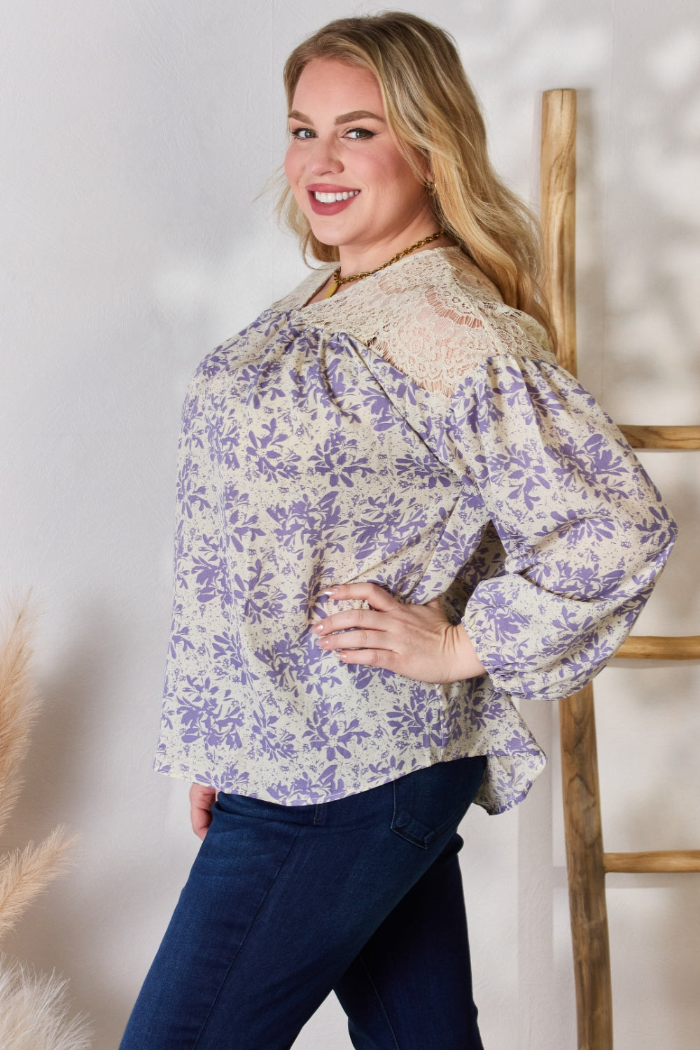 Blusa estampada con detalles de encaje de tamaño completo de Hailey &amp; Co.