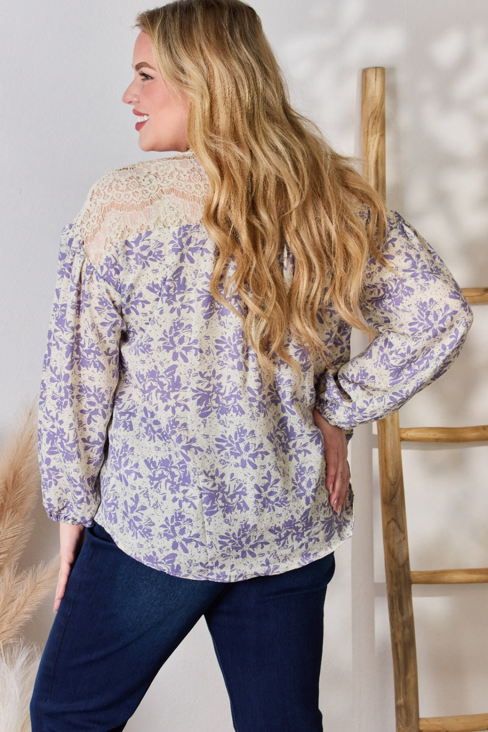 Blusa estampada con detalles de encaje de tamaño completo de Hailey &amp; Co.