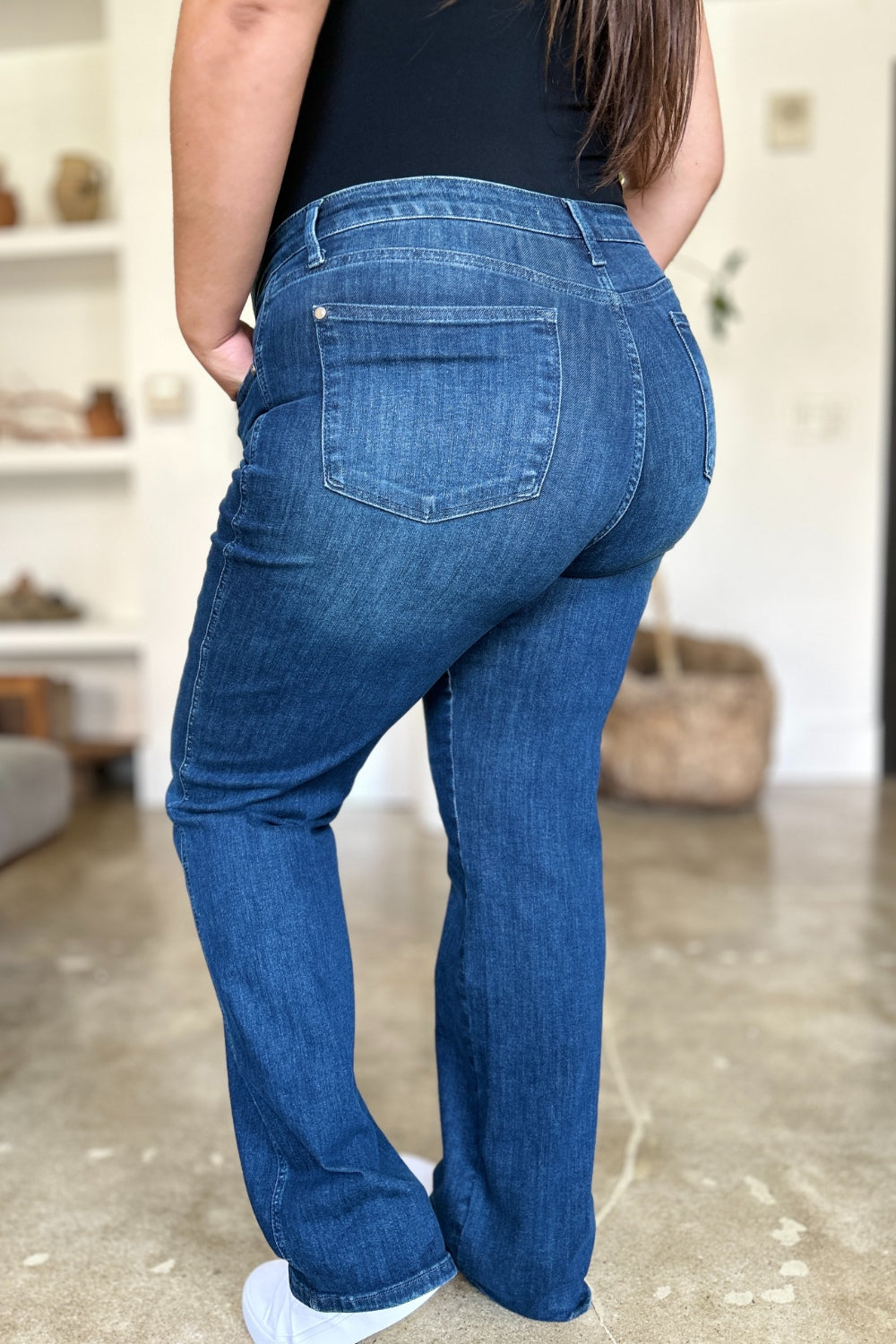 Jeans rectos con control de abdomen de tamaño completo de Judy Blue