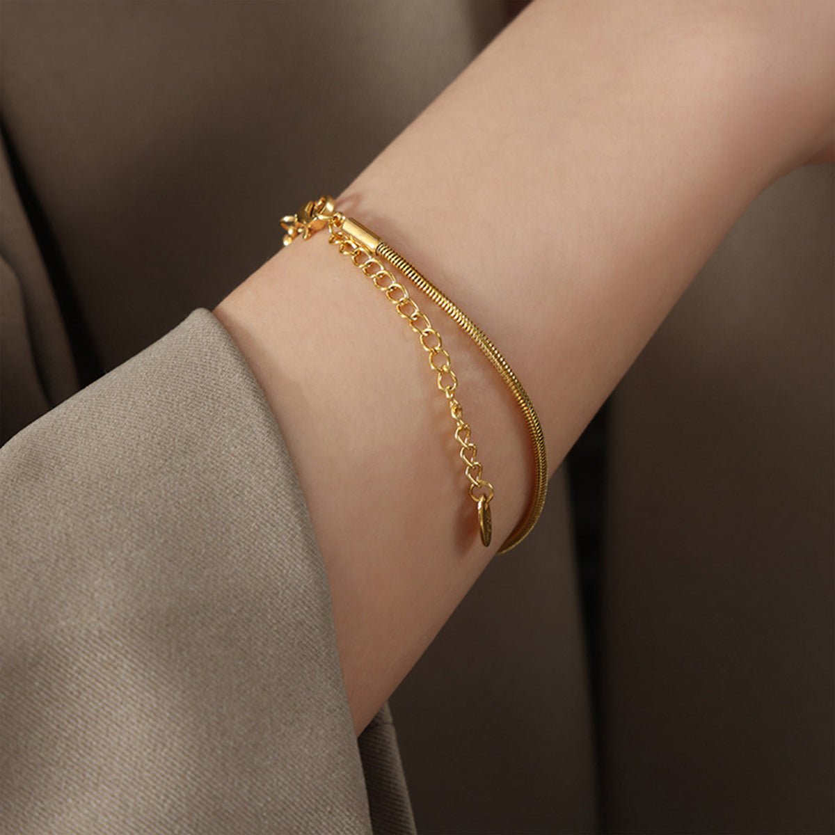 Pulsera minimalista bañada en oro de 18 quilates