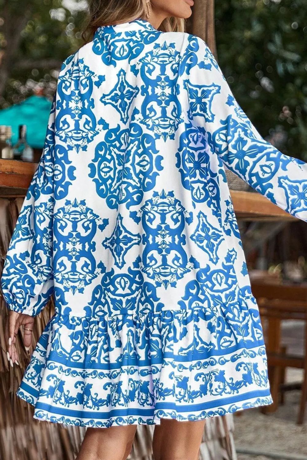 Vestido de manga larga con muescas, estampado y volantes