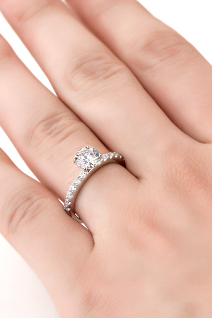 Fashion Sava | Side Stone Ring | Moissanite Elegance