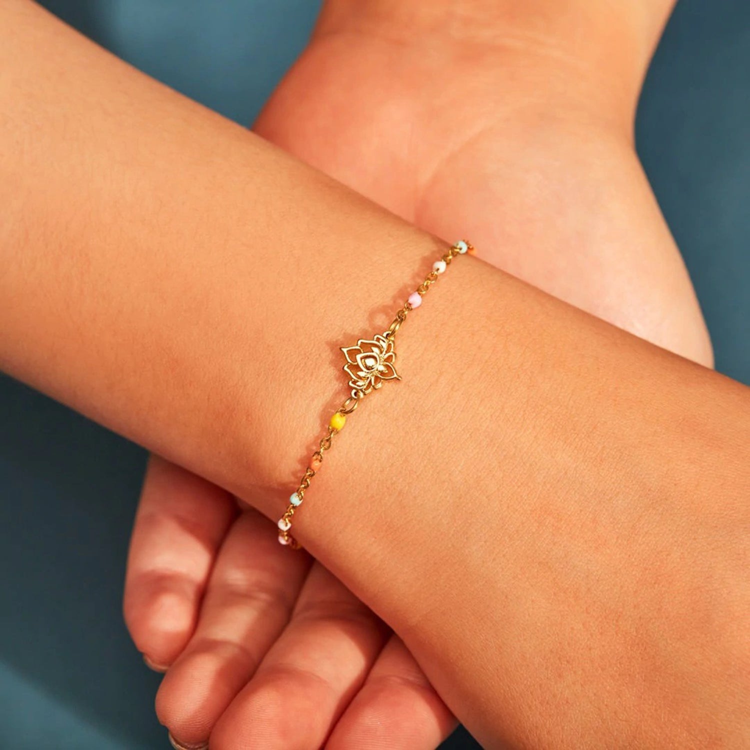 Pulsera de cuentas bañada en oro de 18 quilates con forma de loto