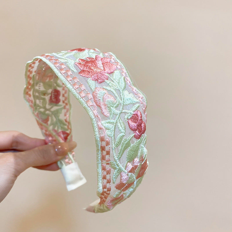 Diadema bordada con flores acrílicas