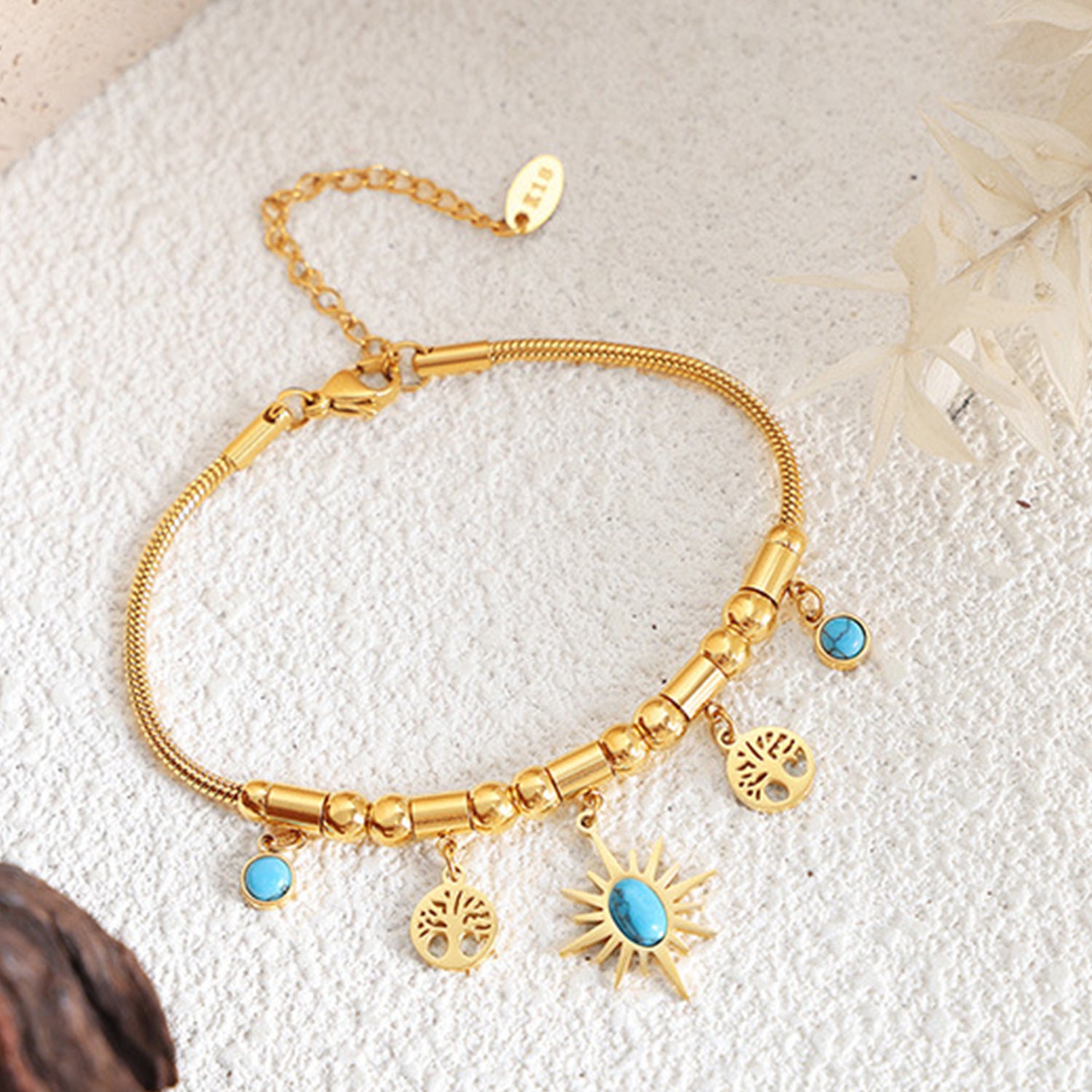 Pulsera de acero de titanio bañada en oro con dijes