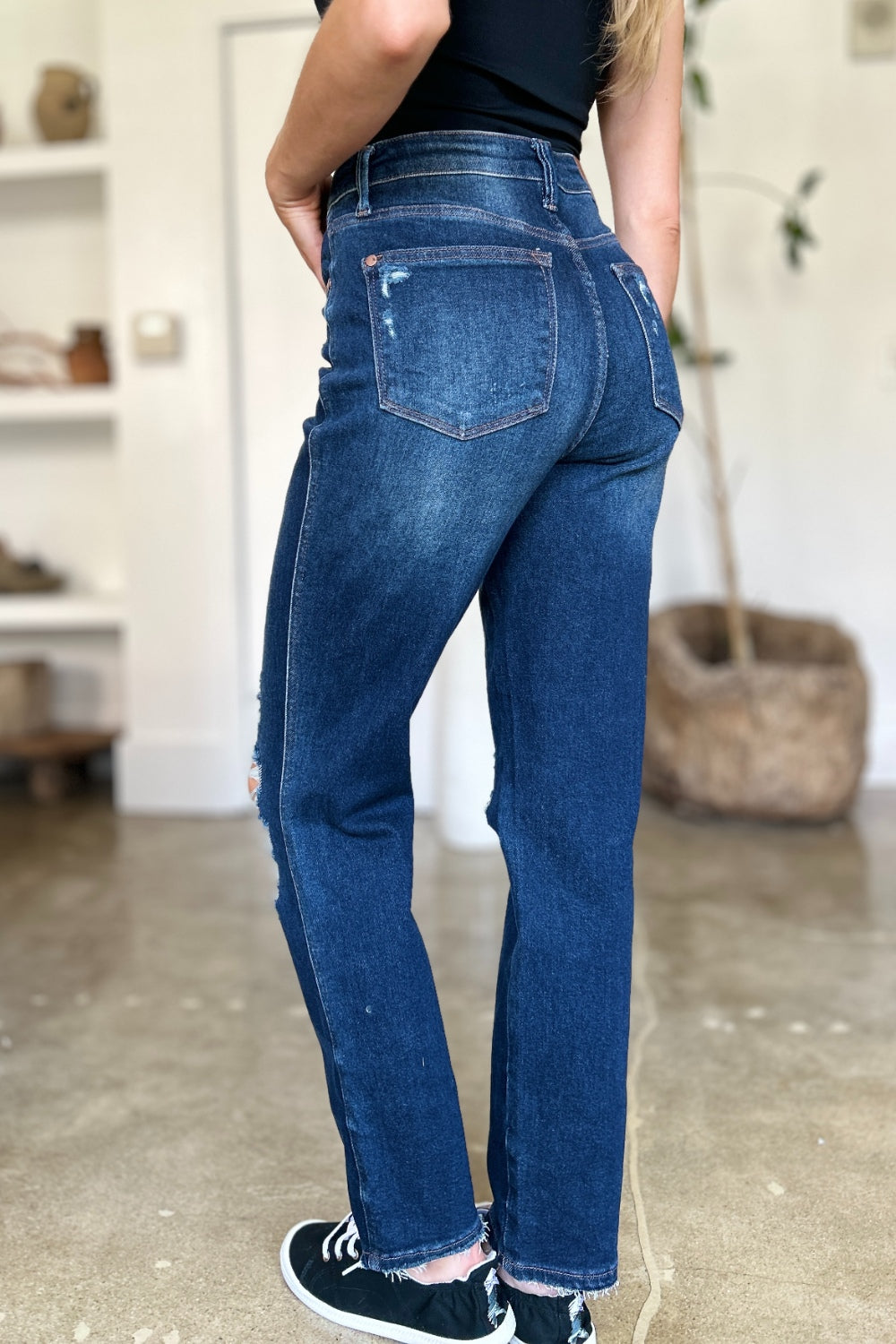 Jeans rectos de cintura alta, rígidos y desgastados de Judy Blue