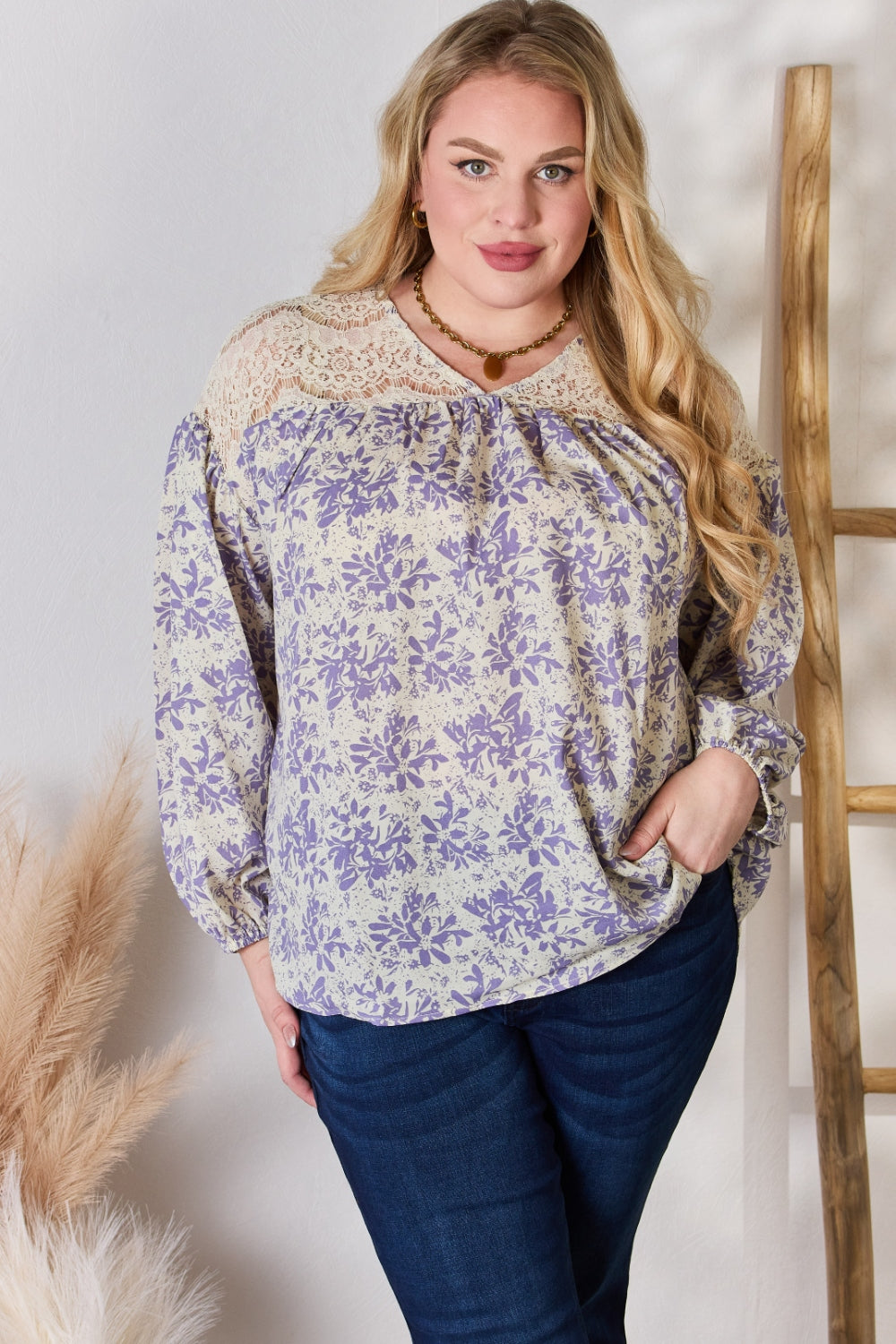 Blusa estampada con detalles de encaje de tamaño completo de Hailey &amp; Co.