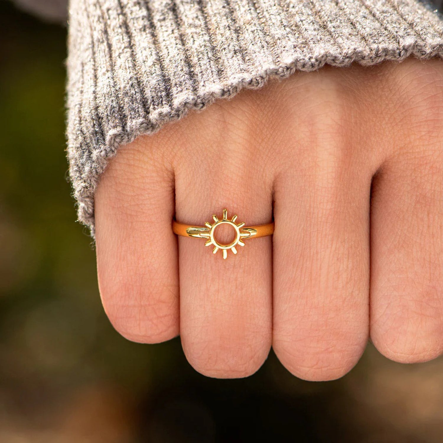 Anillo bañado en oro de 18 quilates con forma de sol