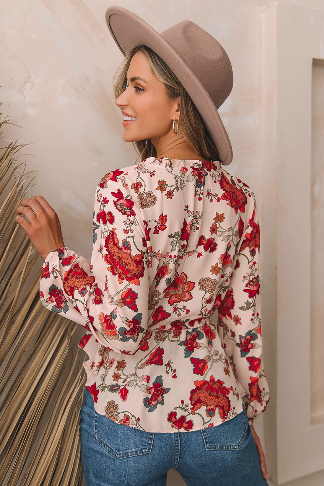 Blusa peplum con cuello en V y cordón con estampado floral