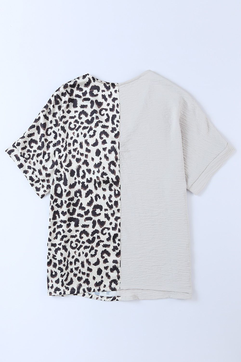 Blusa con escote en V y estampado de leopardo