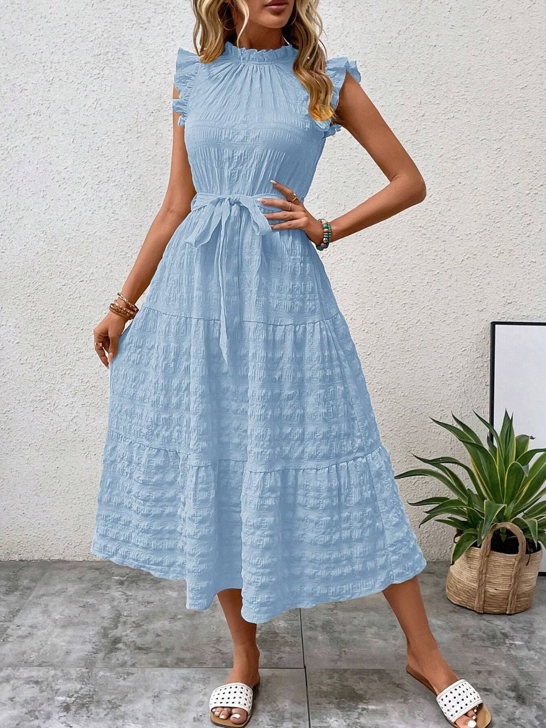 Vestido midi con mangas cortas y volantes anudados